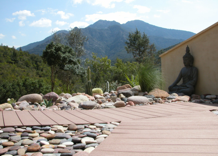 Découvrez le jardin de l'Oliveraie du Fango avec une décoration Zen et la vue sur Montagnes